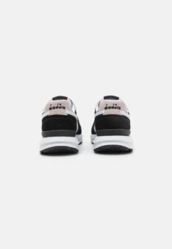 Diadora Kmaro Unisex - Baskets Basses - Black/White -Magasin De Vêtements 80e5df192ded46d1bd22817e77fca01c scaled